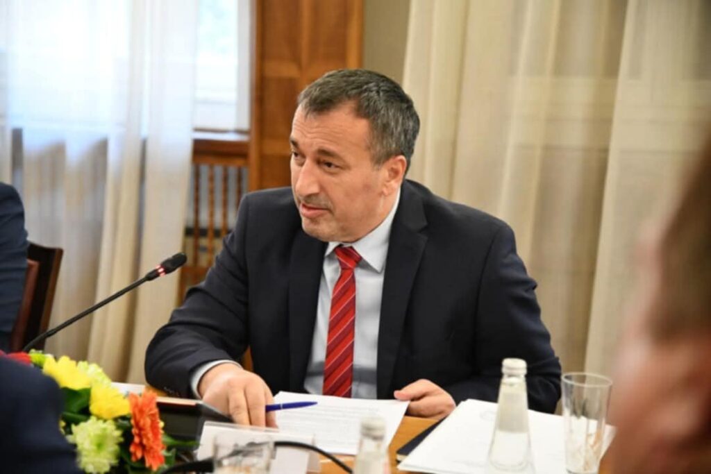 Беџети: Во светот на Лиза секоја лага поминува и секој апсурд е прифатлив!
