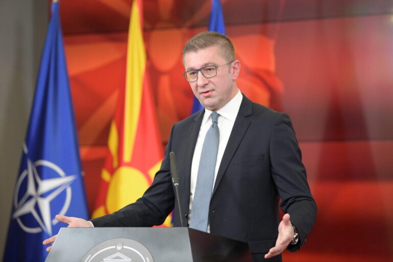 Мицкоски: Ги поканувам Албанците во јавна администрација, но не се појавуваат за плата од 25.000 денари