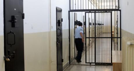 Определен притвор за 17-годишниот малолетник фатен со дрога - марихуаната ја чувал на паркинг простор и во ѕидот од ходникот