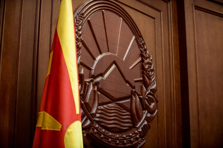 По неуспехот во економијата и евроинтеграциите, власта ја отвора темата за промена на грбот