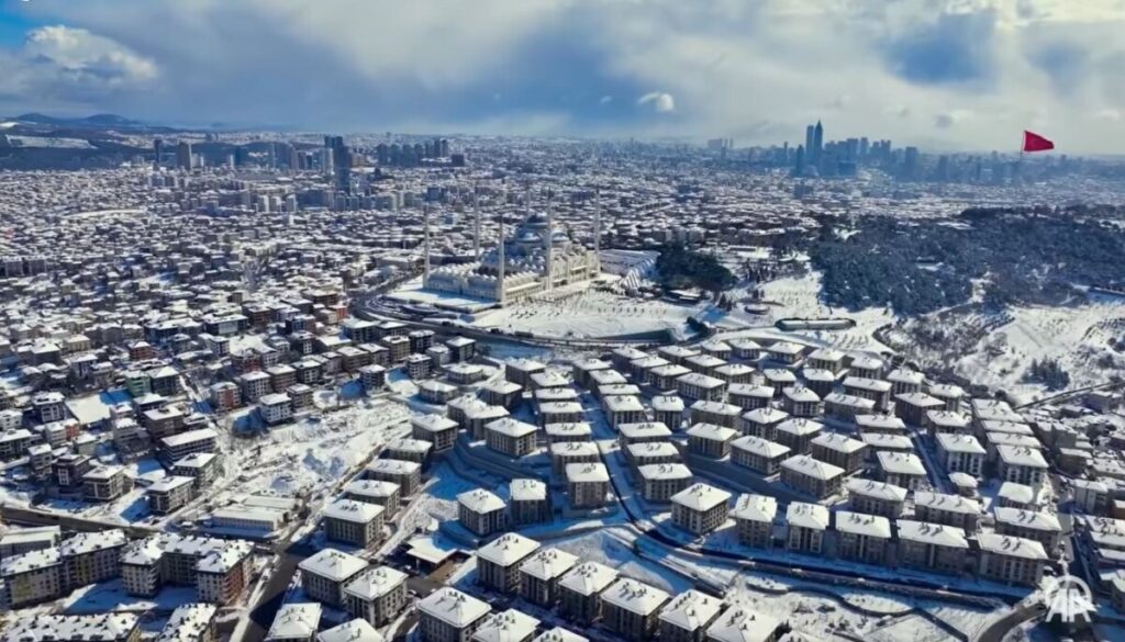 Снегот го „блокира“ Истанбул! Босфор затворен, летовите откажани