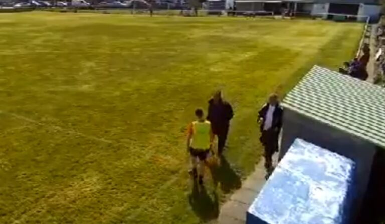 Тренер нокаутира судија среде меч, па доби суспензија и заврши во затвор (ВИДЕО)