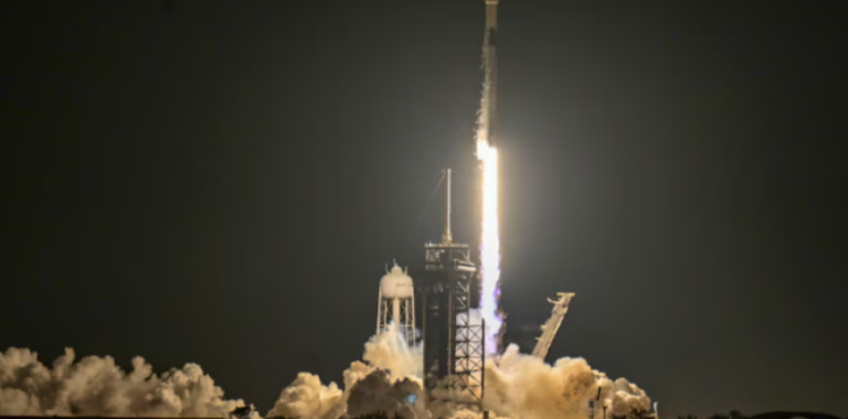 SpaceX го лансираше вселенскиот брод Лунар Атина кон Месечината (ВИДЕО)