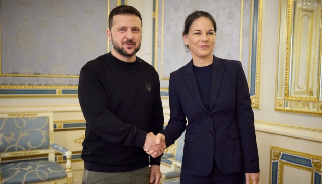 Аналена Баербок: Украина не е сама