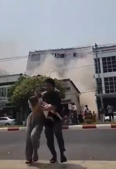 (Видео) Семејство бега со бебе додека зградата се урива, потресни снимки од Мјанмар