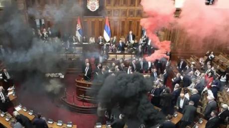 (ВИДЕО) Хаос во српскиот парламент: Се степаа пратеници, се фрлаат димни бомби