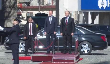 Гаши го пречека Јандроковиќ со свечена церемонија - Следи тет-а-тет средба