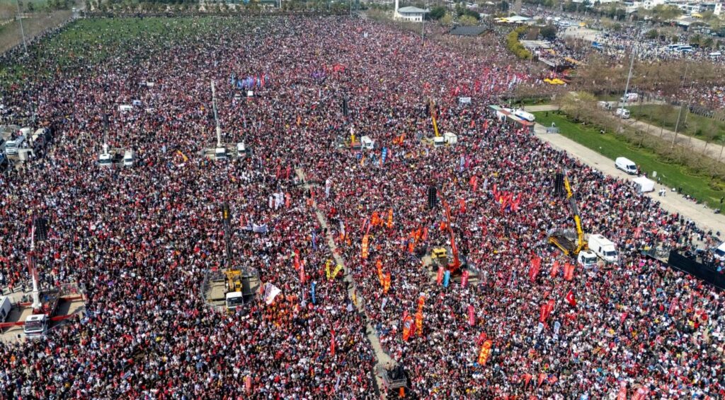 Илјадници граѓани блокираа патишта, повеќе од една недела протести против апсењето на Екрем Имамоглу