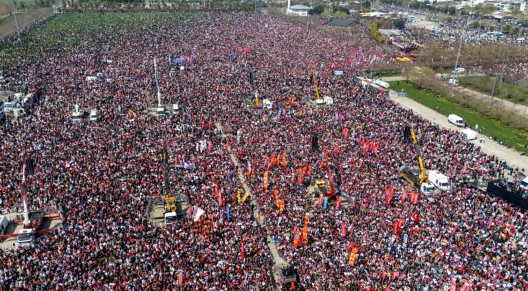 Илјадници граѓани блокираа патишта, повеќе од една недела протести против апсењето на Екрем Имамоглу