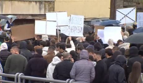 Кочанчани со јајце ја гаѓаа куќата на нивниот градоначалник