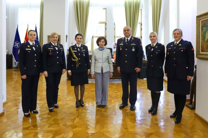 Сиљановска-Давкова оствари средба со припаднички на Армијата