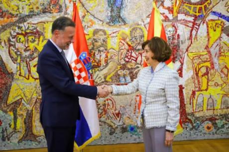 Средба Сиљановска-Јандроковиќ: Заканата со вето од соседите не е фер