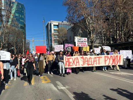 (ФОТО) „Нека јадат ружи“: Марш за женски права во Скопје