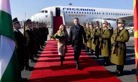 (ФОТО) Премиерот со сопругата Рози на црвениот тепих: Еве како ги дочекаа во Унгарија