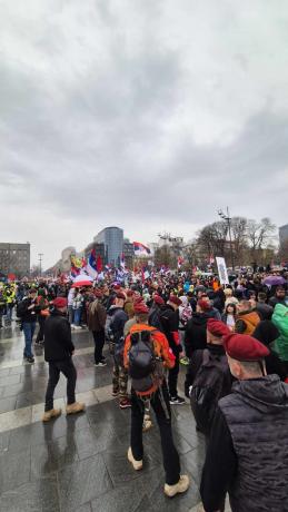 Хаосот во Белград веќе почна: Реки од народ на студентскиот протест – автомобил удри во толпа