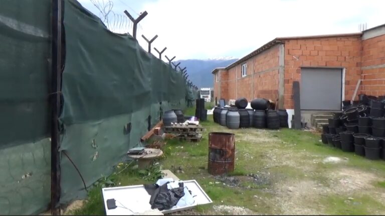(ВИДЕО) Претрес во фабрика за производство на канабис во медицински цели во Гостивар, приведени сопственикот и еден вработен поради констатирани неправилности
