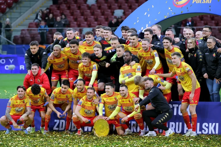 Дарко Чурлинов и Јагиелонија го кренаа трофејот во Суперкупот!