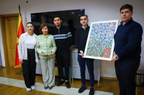 Сиљановска на средба со младите Роми: Бидете горди