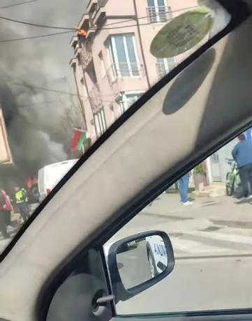 ФОТО: Голем пожар беснее близу Клиничкиот Центар во Скопје